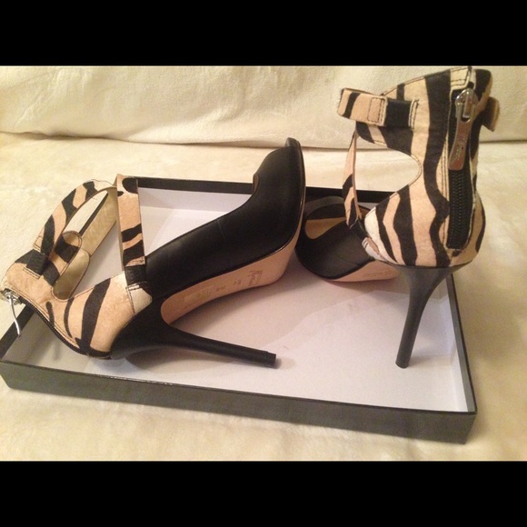 Beautiful Marciano peep toe heels 👠 - Picture 4 of 7